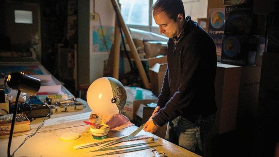 Una fábrica artesanal de globos terráqueos