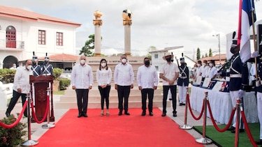 Gobernador de Coclé condecoró a ministros de Cortizo, a figuras de la dictadura, y develó un monumento que desató una controversia