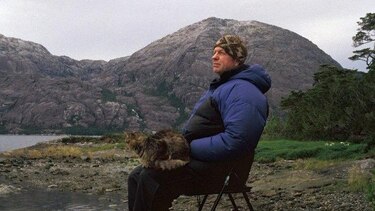 Las lecciones que aprendió el hombre que vivió durante un año solo con su gato en una remota isla de la Patagonia chilena