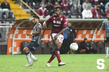 Fidel Escobar continuará jugando con el Saprissa