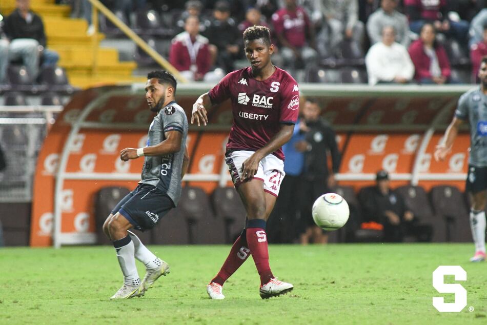 Fidel Escobar continuará jugando con el Saprissa