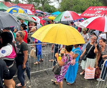 Agroferias del IMA: la fiebre del arroz barato, una fila y muchas historias bajo el sol y la lluvia