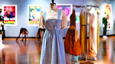 Subastan vestido de ‘El mago de Oz’