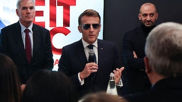 Por qué Macron está usando gafas de sol en sus apariciones en la cumbre de Davos