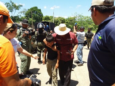Se rompe el diálogo en Barro Blanco; policía despeja la Interamericana y detiene a 20 personas