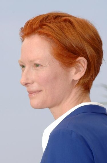 Actriz Tilda Swinton mostró bandera de homosexuales en Rusia