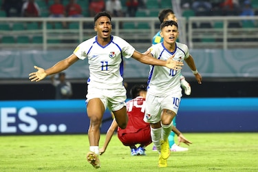 Mike Stump se emociona y llora por el desempeño de los jugadores de Panamá