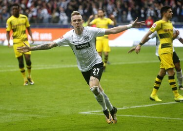 Bayern gana y le pisa los talones a Dortmund