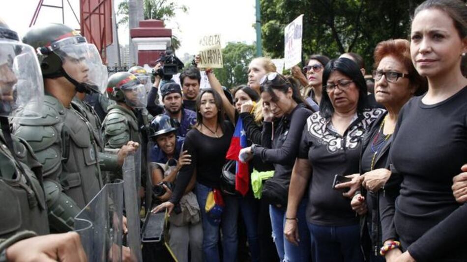 '¡Suelta tu arma!': opositoras venezolanas protestan en el Día de la Madre