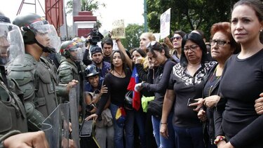 '¡Suelta tu arma!': opositoras venezolanas protestan en el Día de la Madre
