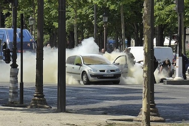 Vehículo embiste furgón policial en Campos Elíseos en 'intento de atentado'