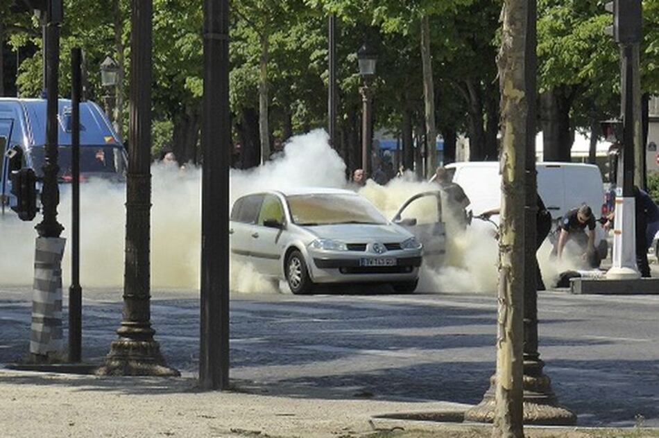 Vehículo embiste furgón policial en Campos Elíseos en 'intento de atentado'