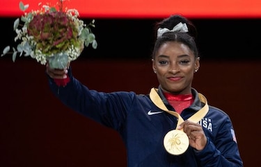 Simone Biles iguala el récord de medallas mundiales