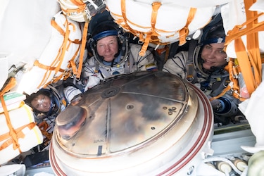 La nave rusa Soyuz MS-24 con tres tripulantes aterriza en la estepa de Kazajistán