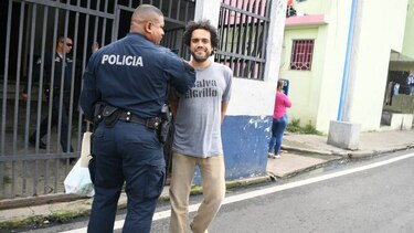 Cineasta pasó la noche detenido por portar una bandera patria con los colores del arcoíris
