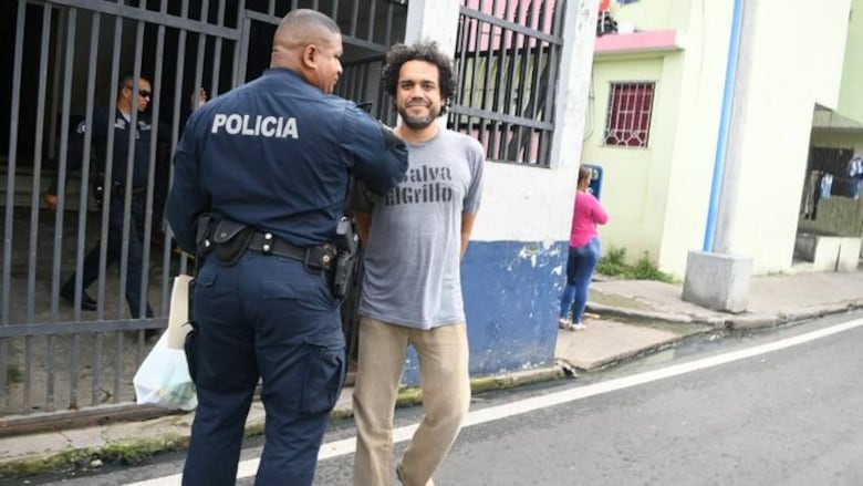Cineasta pasó la noche detenido por portar una bandera patria con los colores del arcoíris