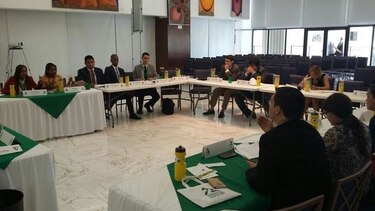 Jóvenes participan en el debate de ideas para acabar con la corrupción
