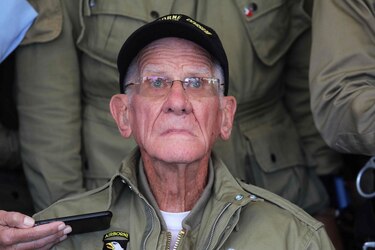 Veterano de 97 años salta en paracaídas para conmemorar 75 años del desembarco