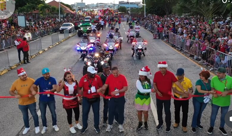 Cientos de personas asisten al desfile de Navidad 2023; alcalde Fábrega, ausente en el corte de cinta