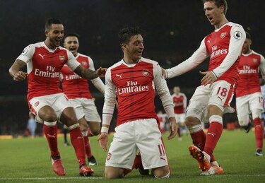 Arsenal gana y presiona al Chelsea