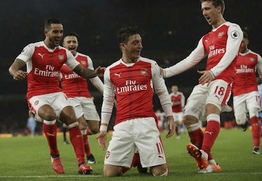 Arsenal gana y presiona al Chelsea
