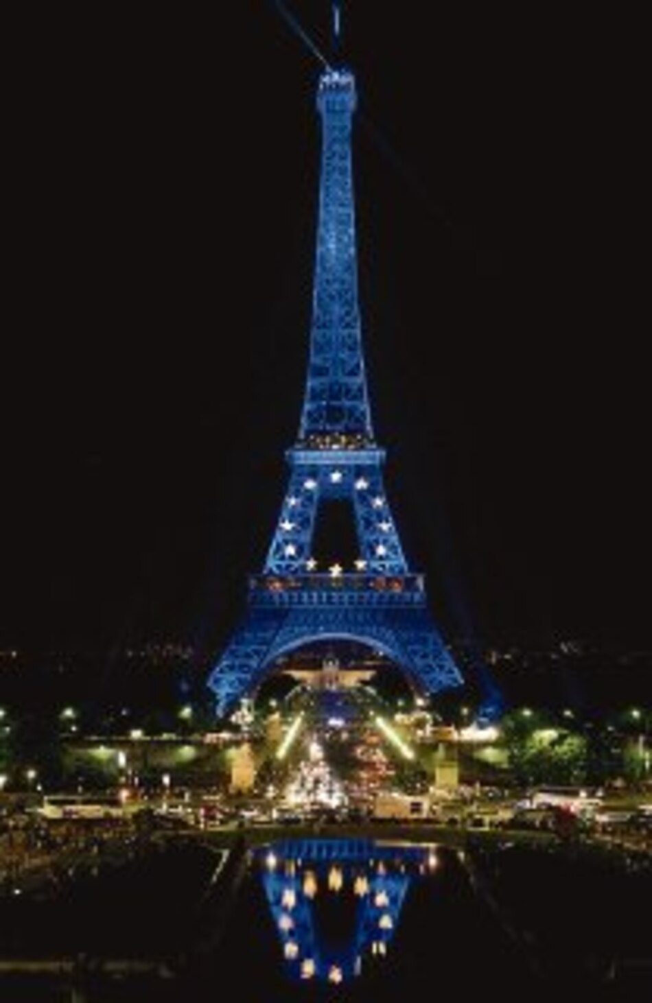 Subastan un tramo de la escalera de la Torre Eiffel