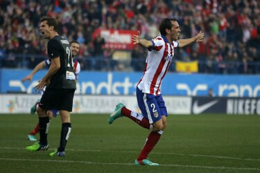 Atlético doblega al Levante y presiona a los líderes en España