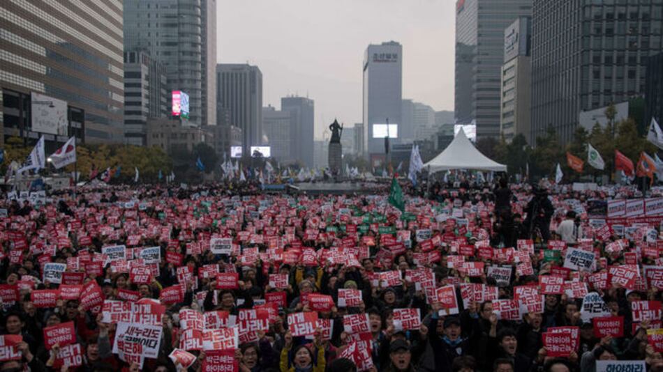 Miles de surcoreanos piden la renuncia de presidenta