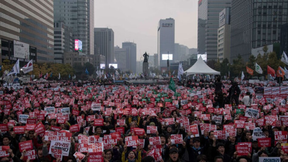 Miles de surcoreanos piden la renuncia de presidenta