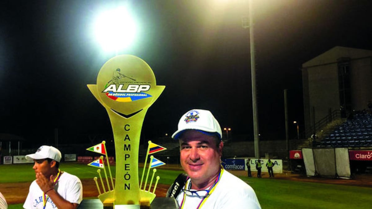 El panameño sostiene el trofeo que ganaron en Colombia. CORTESÍA