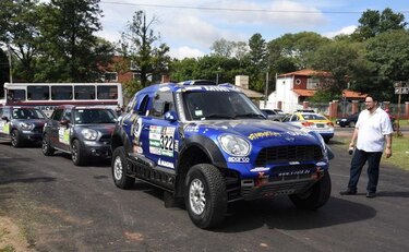 Intenso movimiento de pilotos y organizadores para la largada del Dakar