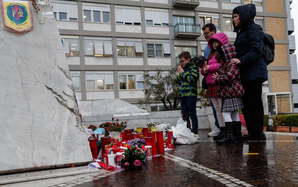 La radiografía de tórax del papa Francisco confirma su mejoría tras 27 días hospitalizado