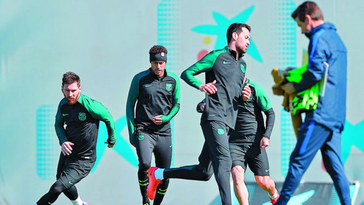 Jugadores del Barcelona en su último entreno antes de su compromiso de hoy.