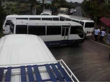 Transportistas en Darién y Chepo realizan cierres en rechazo a los 'buses piratas'