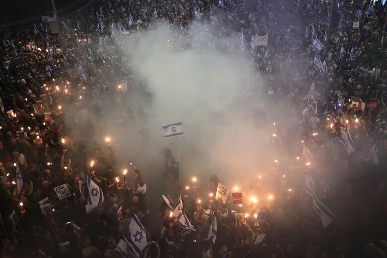 Más de 100,000 israelíes claman en Tel Aviv por la liberación de los rehenes y elecciones