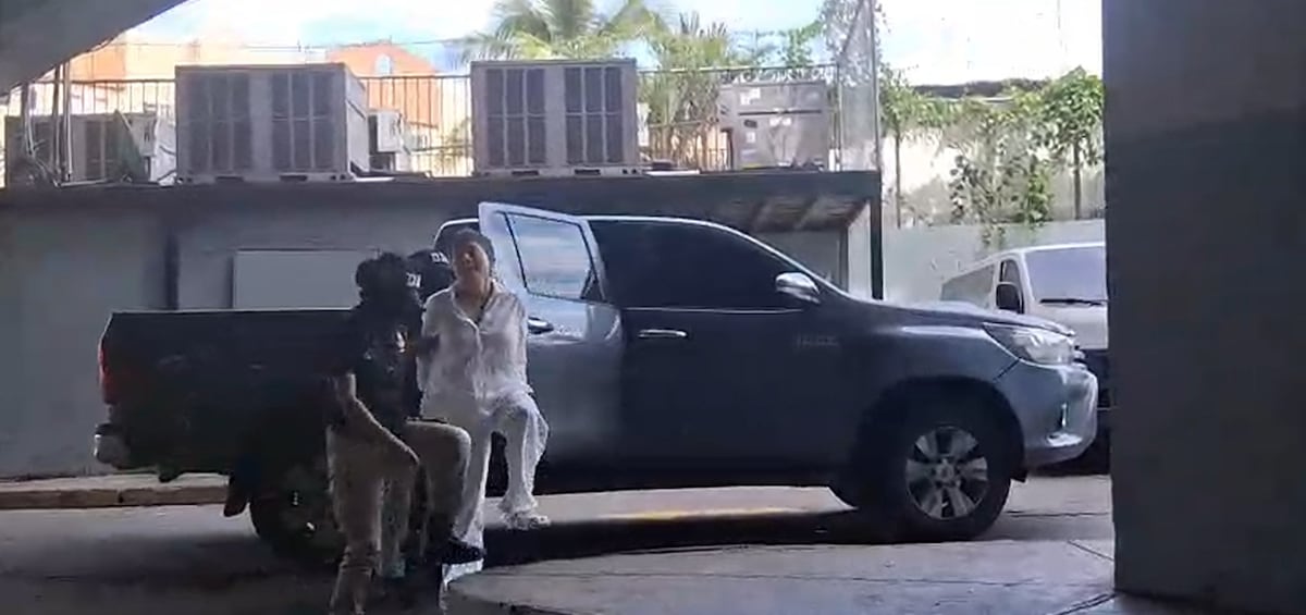 Zenia Vásquez de Palacios llega esposada a audiencia de garantías
