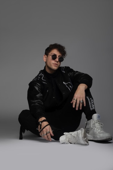 El DJ Gian Varela se desliga del apellido de su padre y cambia oficialmente su nombre artístico a DLACRUX