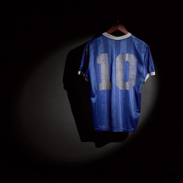 Hija de Maradona pone en duda que camiseta en subasta sea la de la ‘mano de Dios’