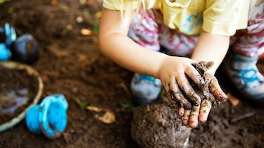 Por qué mancharte las manos con tierra tiene beneficios para tu salud