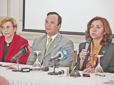 Alerta por incremento de falsos médicos en el país