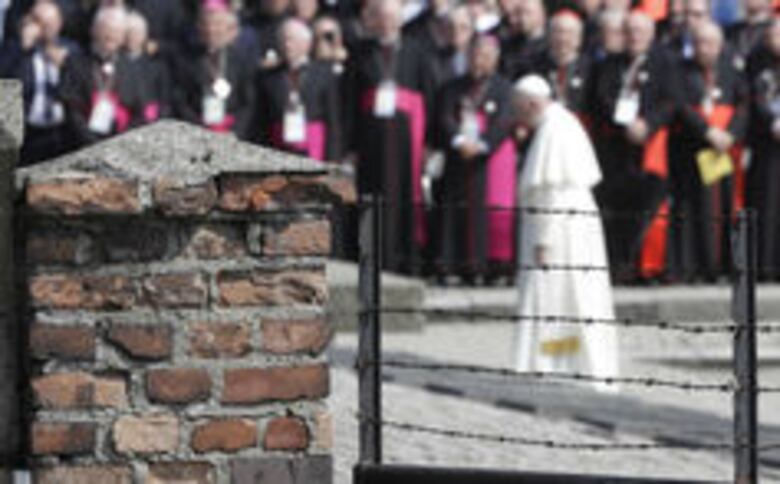 El papa reza en Auschwitz por las víctimas de los nazis y se reúne con supervivientes