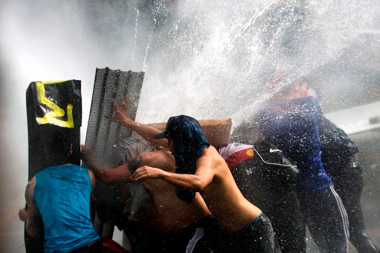 Otro día más de intensas protestas en Chile mientras presidente Piñera se juega carta política