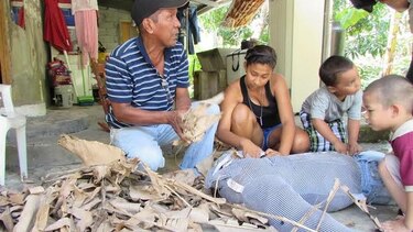 Familias preparan ‘judas’ para despedir el año viejo