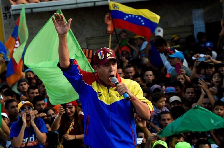 Maduro y opositor Falcón cierran campaña entre Maradona y Rubén Blades