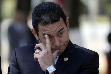 Presidente guatemalteco niega crisis por vínculo de familiares con corrupción