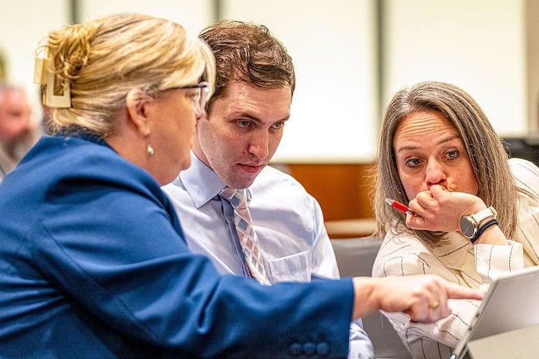 El joven acusado de asesinar al activista conservador Charlie Kirk comparece por primera vez en persona ante el tribunal