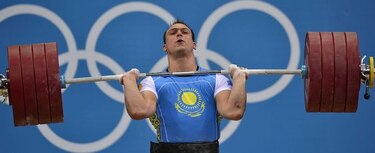 Diez levantadores de pesas dan positivo tras controles de Londres 2012