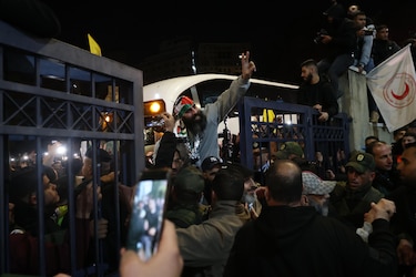 Presos palestinos liberados por Israel llegan a Ramala, donde les esperan sus familias