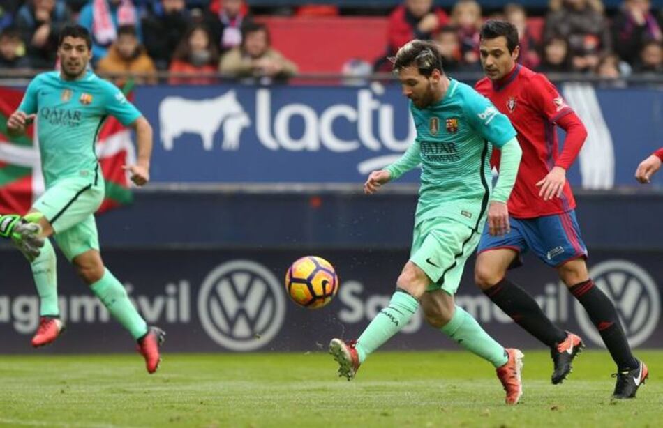 Messi y Suárez mantienen vivo al Barcelona