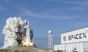 Un vehículo deportivo Tesla viaja por el espacio